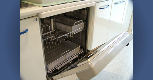 Studio Dentistico - Lavastrumenti termodisinfettore: è progettata per accellerare le operazioni di lavaggio, pulizia e termodisinfezione; consente di disattivare ad esempio i virus dell'epatite e viurs HTLV.